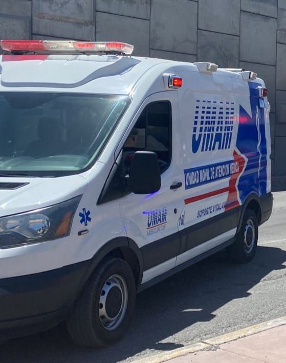 Ambulancia blanca con detalles en azul y rojo; logotipo