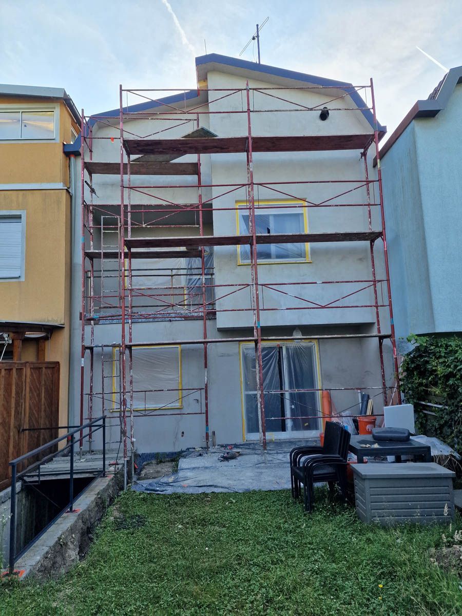 Ein Gebäude mit Gerüst, das gerade renoviert wird.