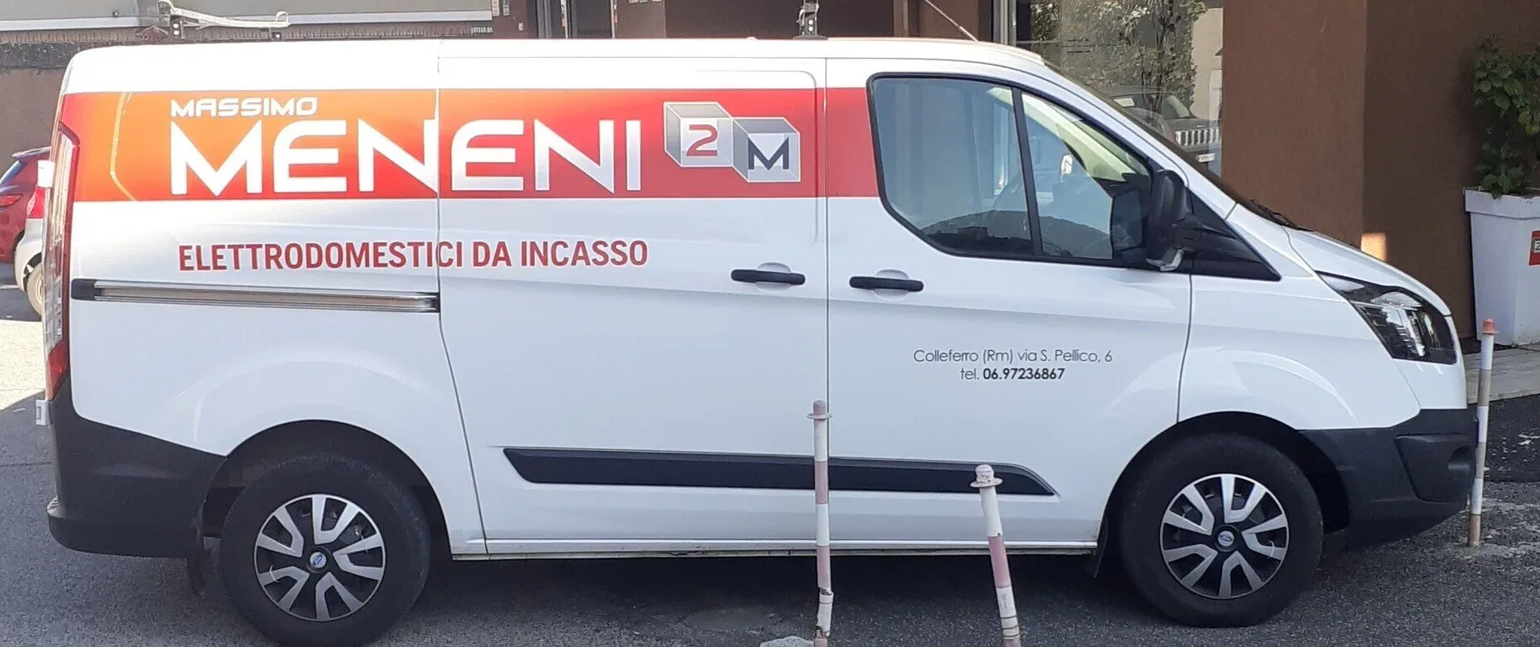 Un furgone bianco della Meneni parcheggiato all'esterno, con il marchio arancione e la scritta 