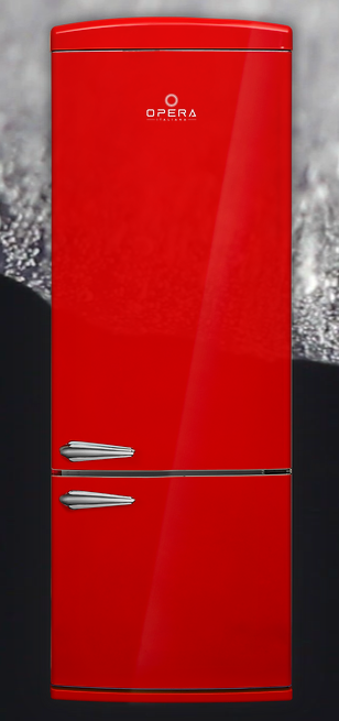 Un frigorifero rosso acceso in stile retrò con due maniglie argentate, su uno sfondo scuro con una sovrapposizione testurizzata effetto neve.