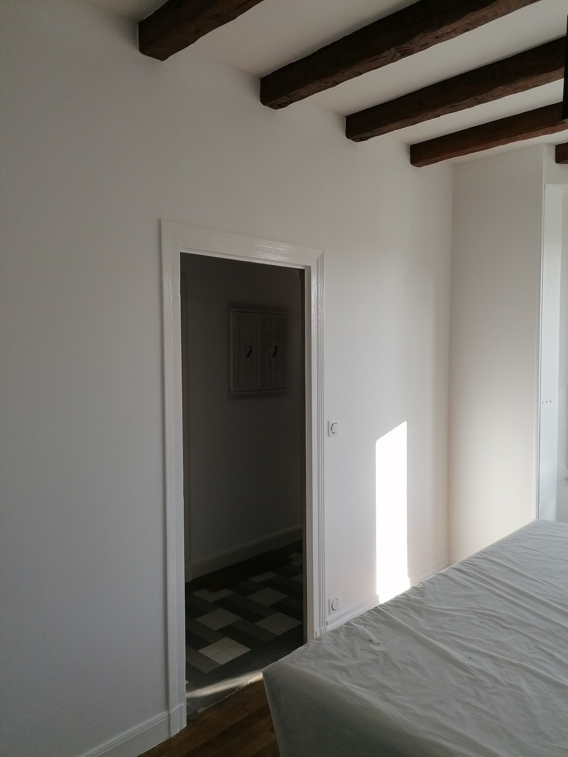 ratissage murs ,avec enduit de finition et peinture satin et glycéro pour les boiseries