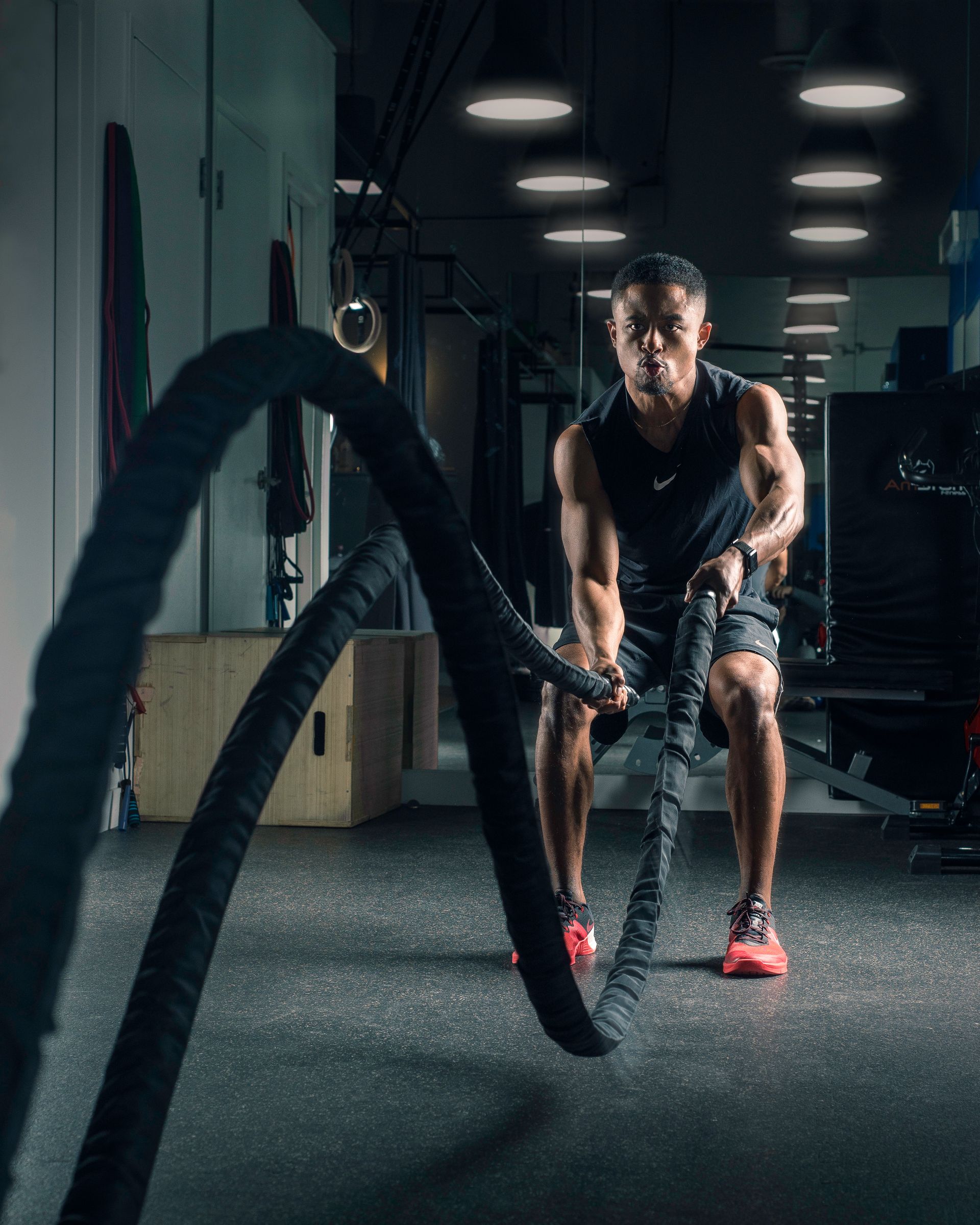 Physio Bentzen Takyi strength training with battle ropes
