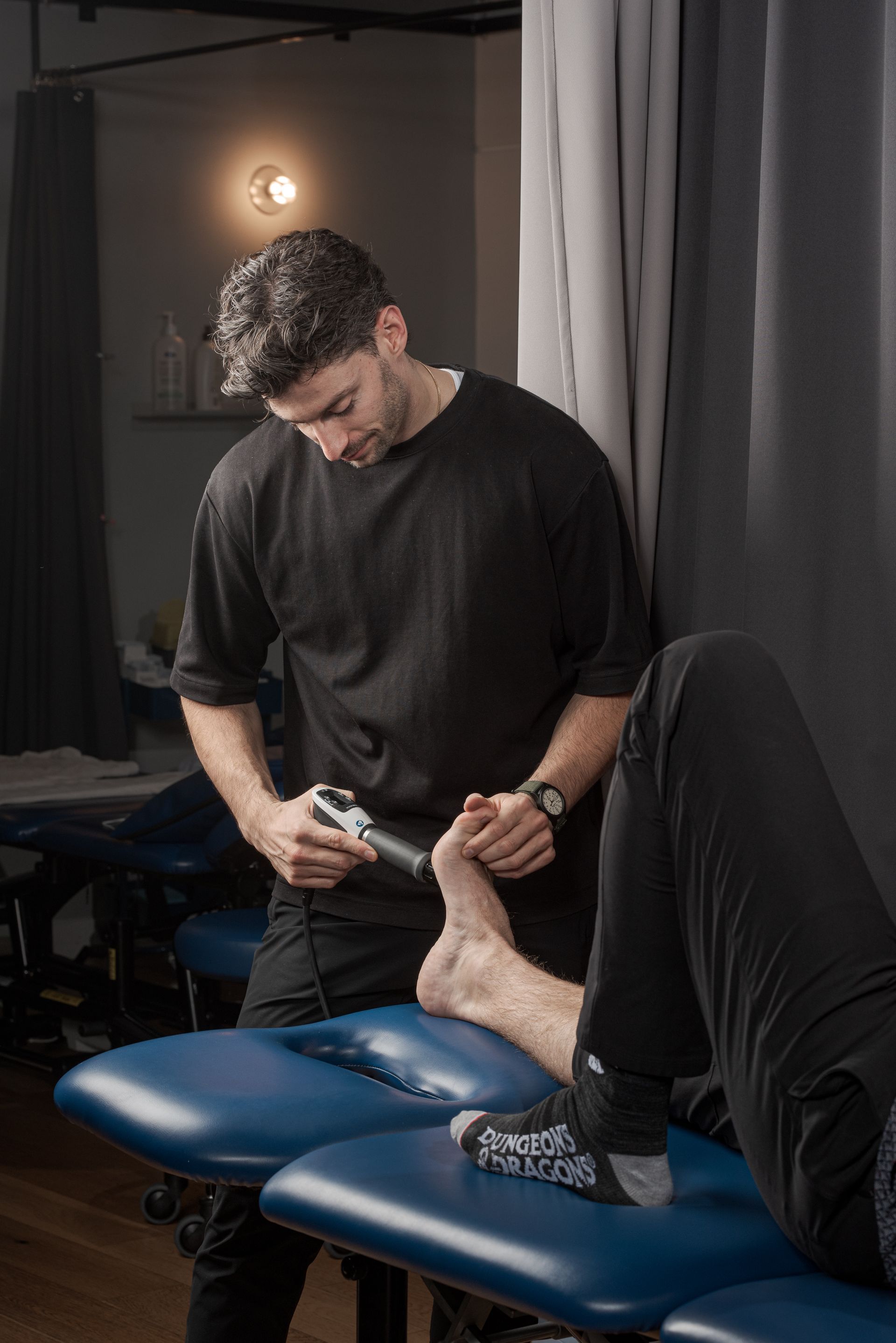 a person is getting shockwave treatment on their knee