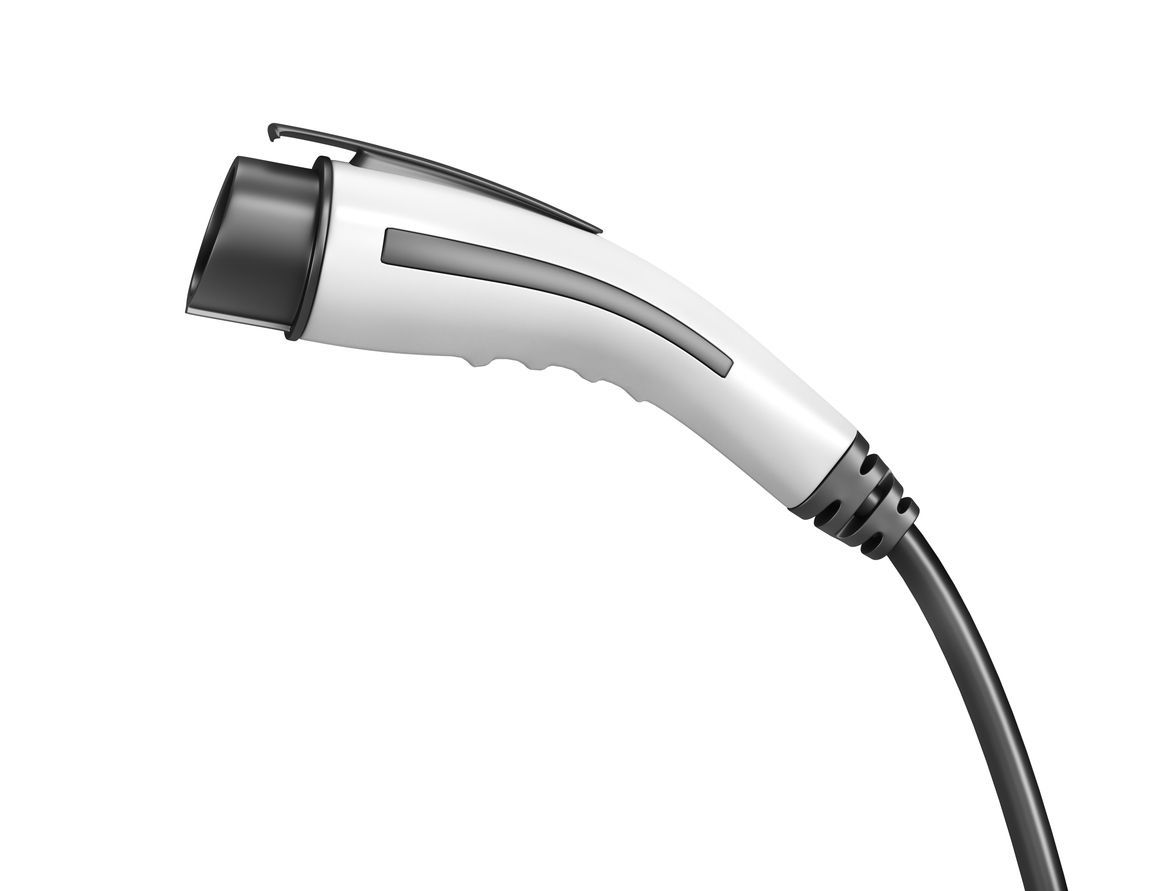 Conector de carga EV blanco y negro con cable negro en ángulo.