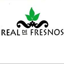 Logotipo de "REAL DE FRESNOS" con hojas verdes y motivos decorativos negros en la parte superior del texto.