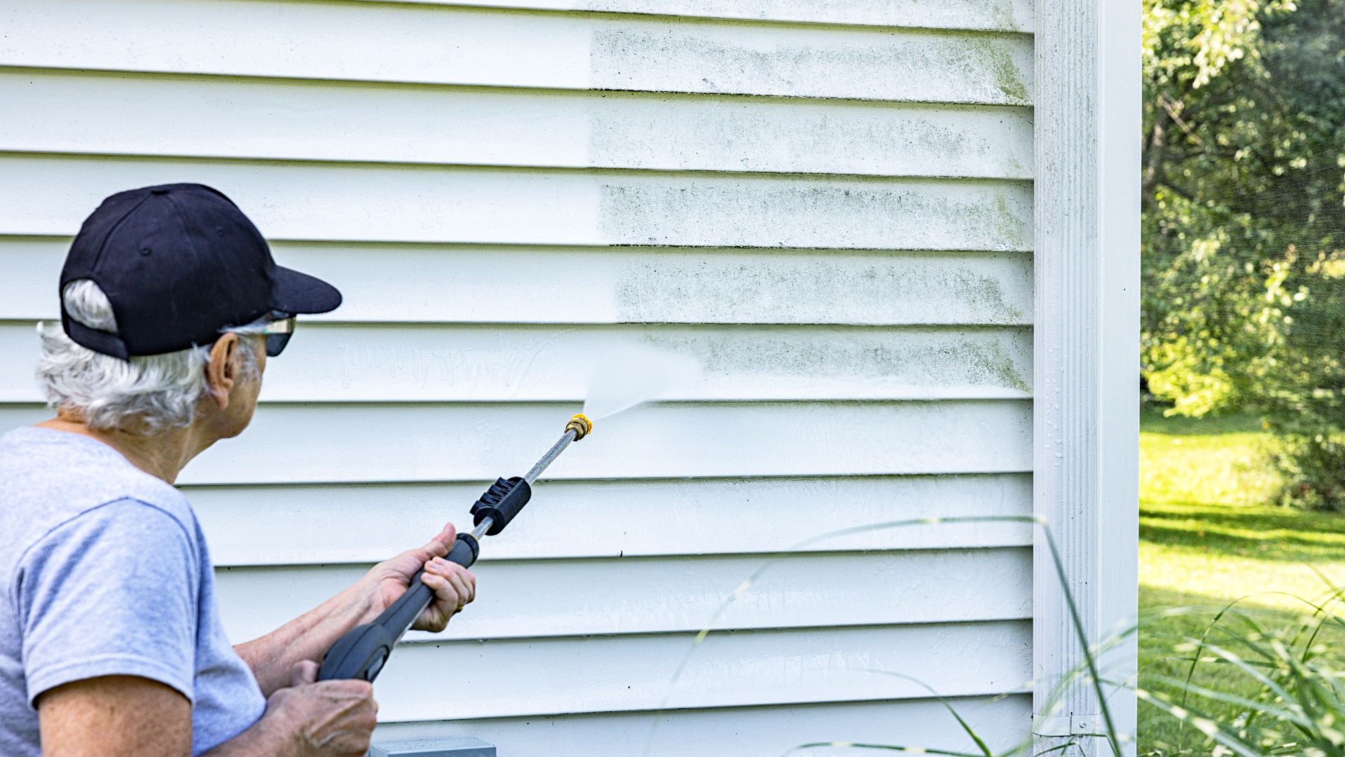 clean siding after exterior pressure washing service