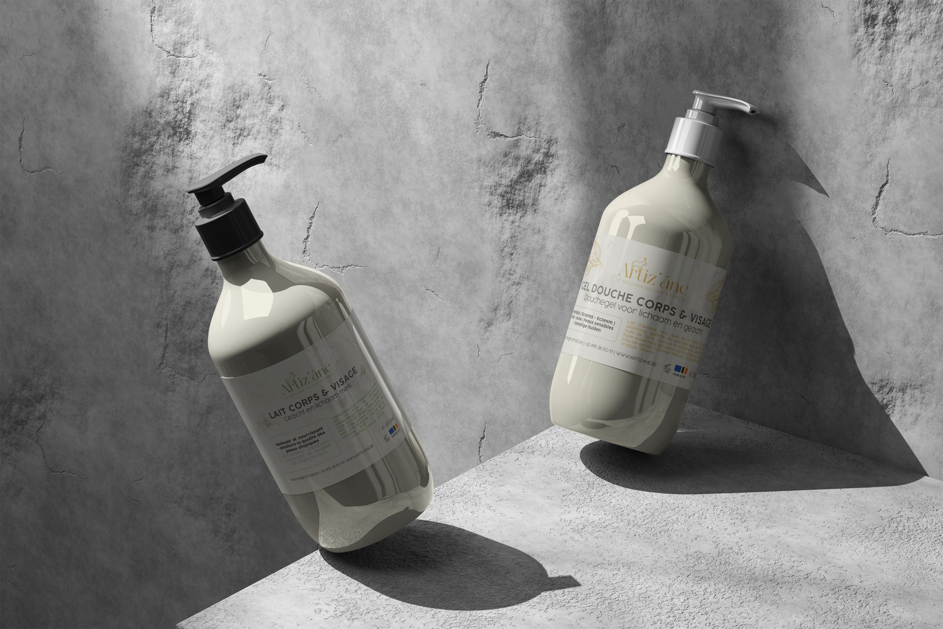 Deux flacons de lotion beiges à étiquettes blanches sur une surface grise texturée, sous la lumière du soleil.
