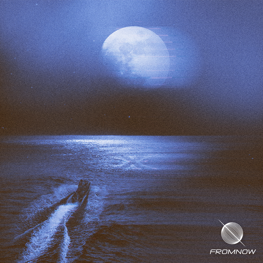 Scène océanique au clair de lune. Grande lune brillante au-dessus de l'eau. Bleu foncé, avec des vagues et un bateau.