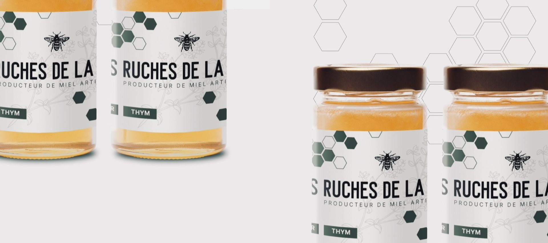 Pots de miel avec étiquettes, motifs d'abeilles et d'hexagones sur fond blanc.