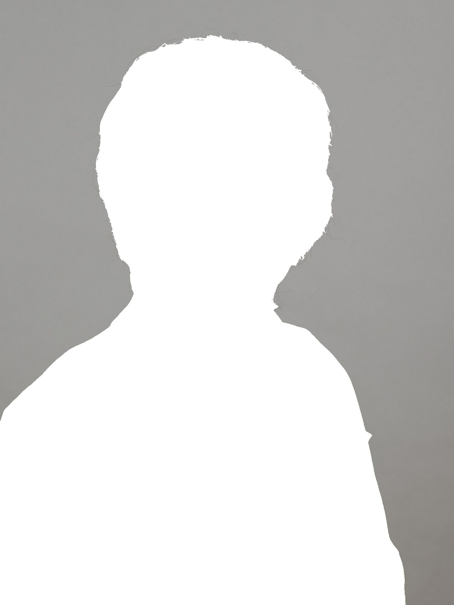 Lächelnder Mann mit weissen Haaren, der ein weisses Hemd mit Knöpfen trägt, vor grauem Hintergrund.