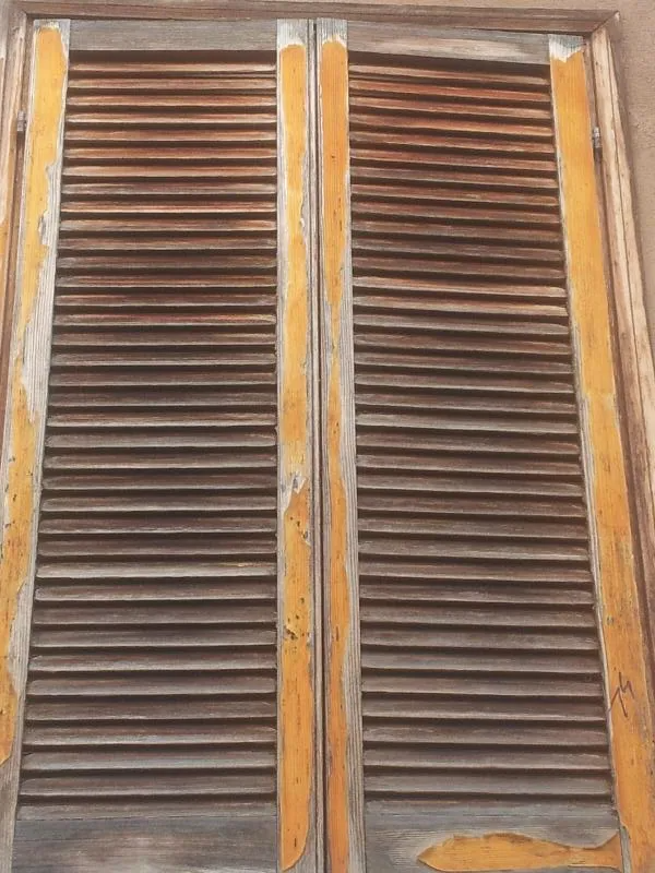 sverniciatura di una persiana