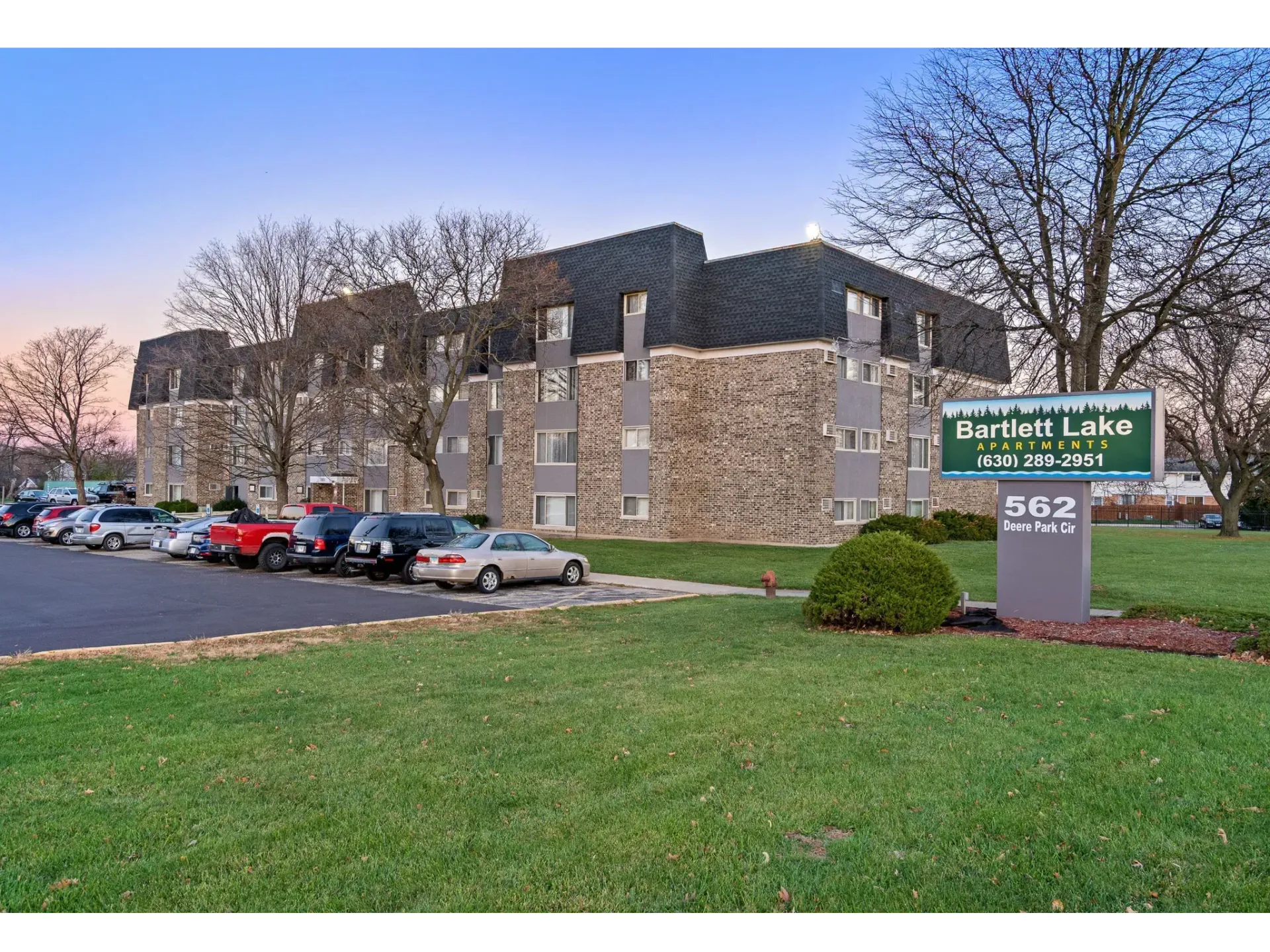 Exterior view of Bartlett Lake Apartments and its parking lot.