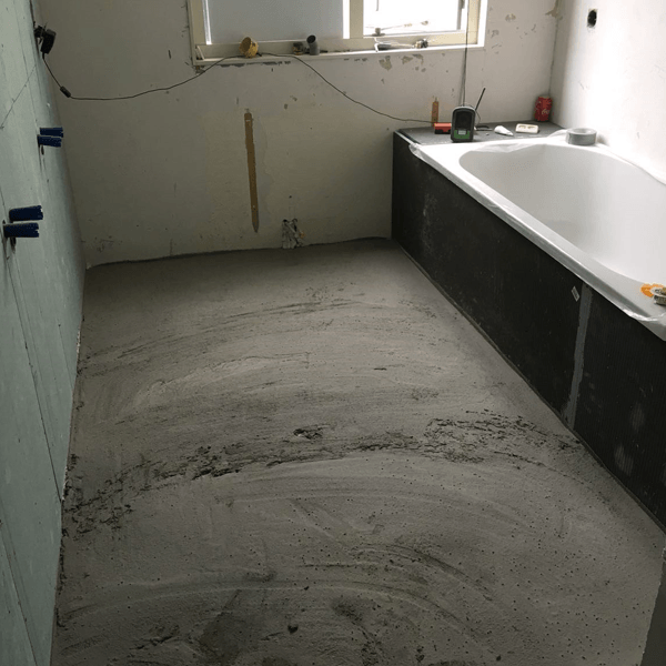 Planning van een badkamerrenovatie met een gewenste opleverdatum.