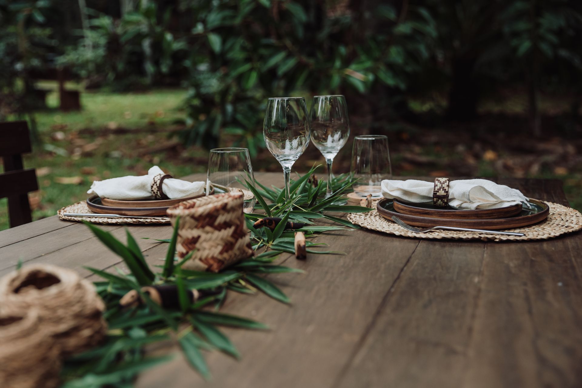 Romantic table setting for two with wine glasses, ideal for couples dining at Overo Iguazu.