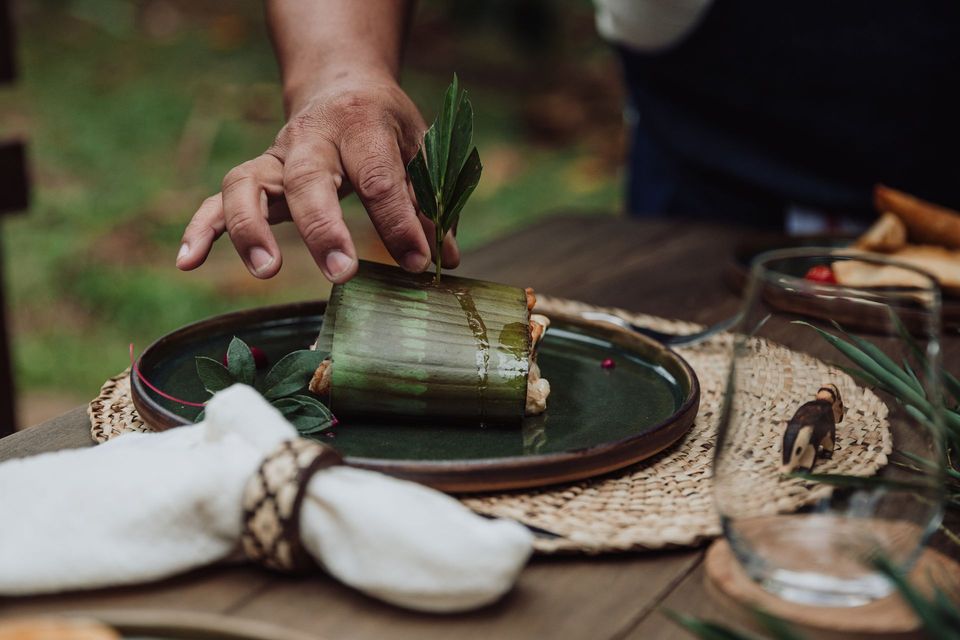 Mesa elegantemente puesta con vajilla artesanal, reflejando la experiencia gastronómica y el diseño de Overo Iguazú.
