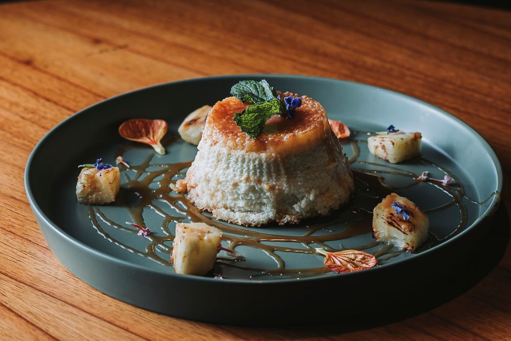 Artfully plated gourmet dessert at Overo Iguazu, part of a luxurious dining experience