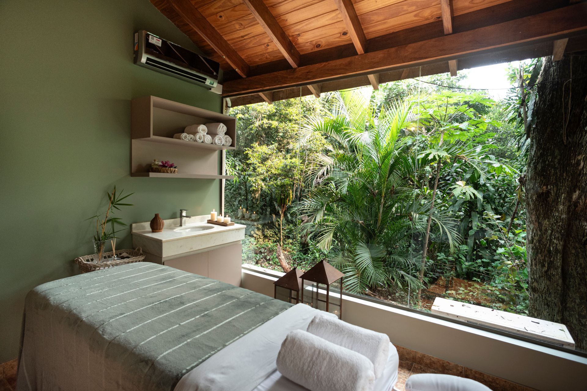Área de bienestar con masajes y vistas panorámicas a la naturaleza, parte de la experiencia de spa en Overo Iguazú.