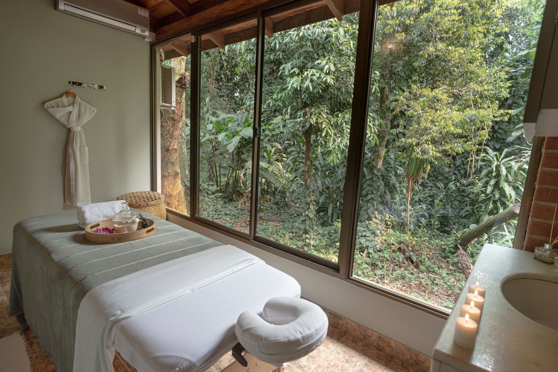 Cama de masaje en spa con vista a la selva de Iguazú, ideal para relajación y bienestar en el hotel Overo Iguazú.