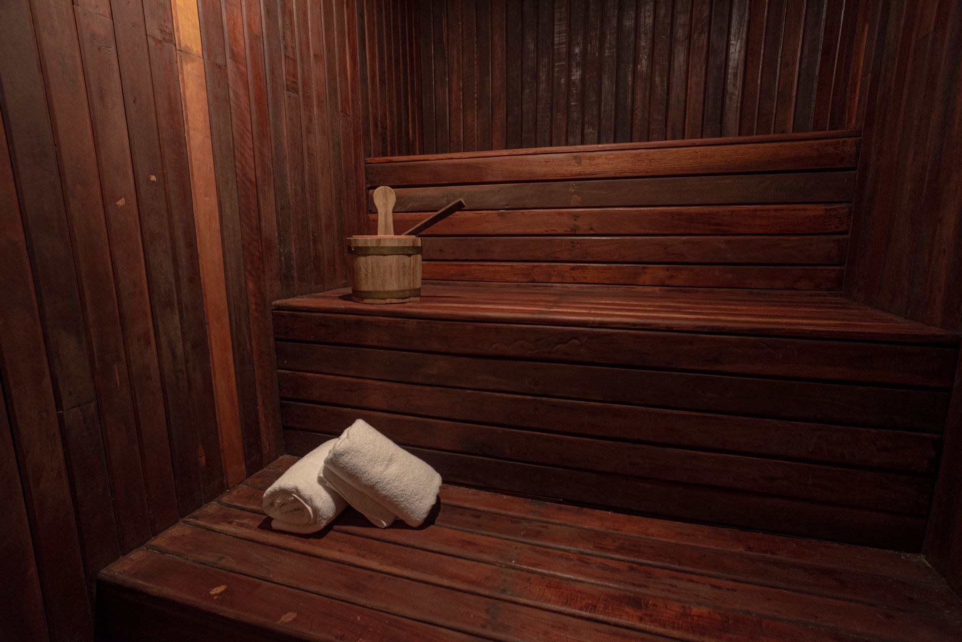 Interior de sauna de madera en el área de spa de Overo Iguazú, ideal para relajación y bienestar en la selva.