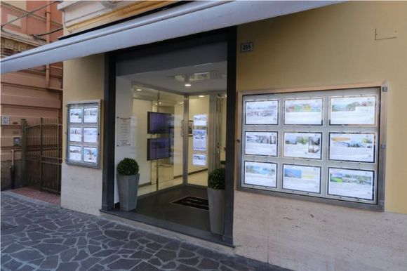 Esterno agenzia immobiliare