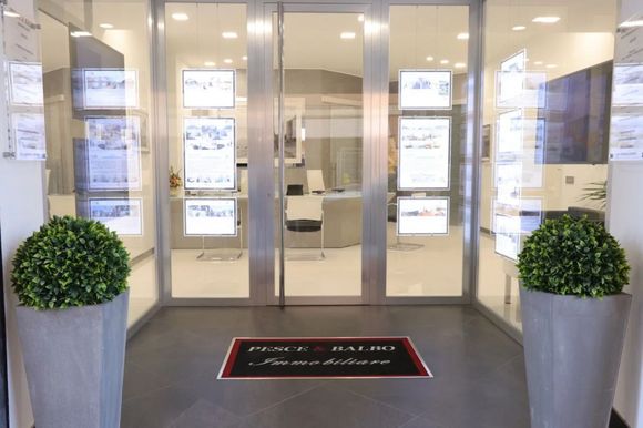 Ingresso agenzia immobiliare