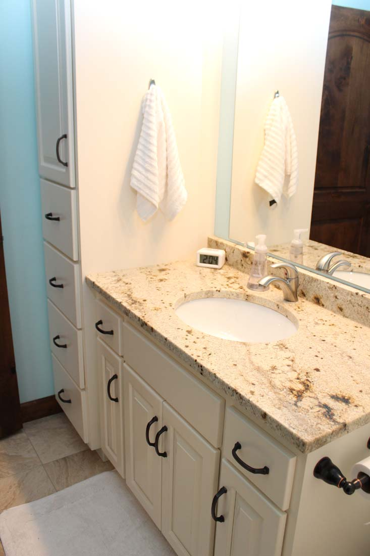 A bathroom with a sink and a mirror