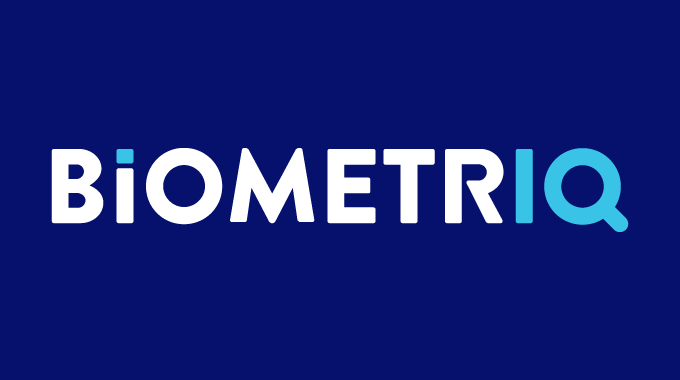 Het Biometriq-logo in wit en blauw op een donkerblauwe achtergrond.