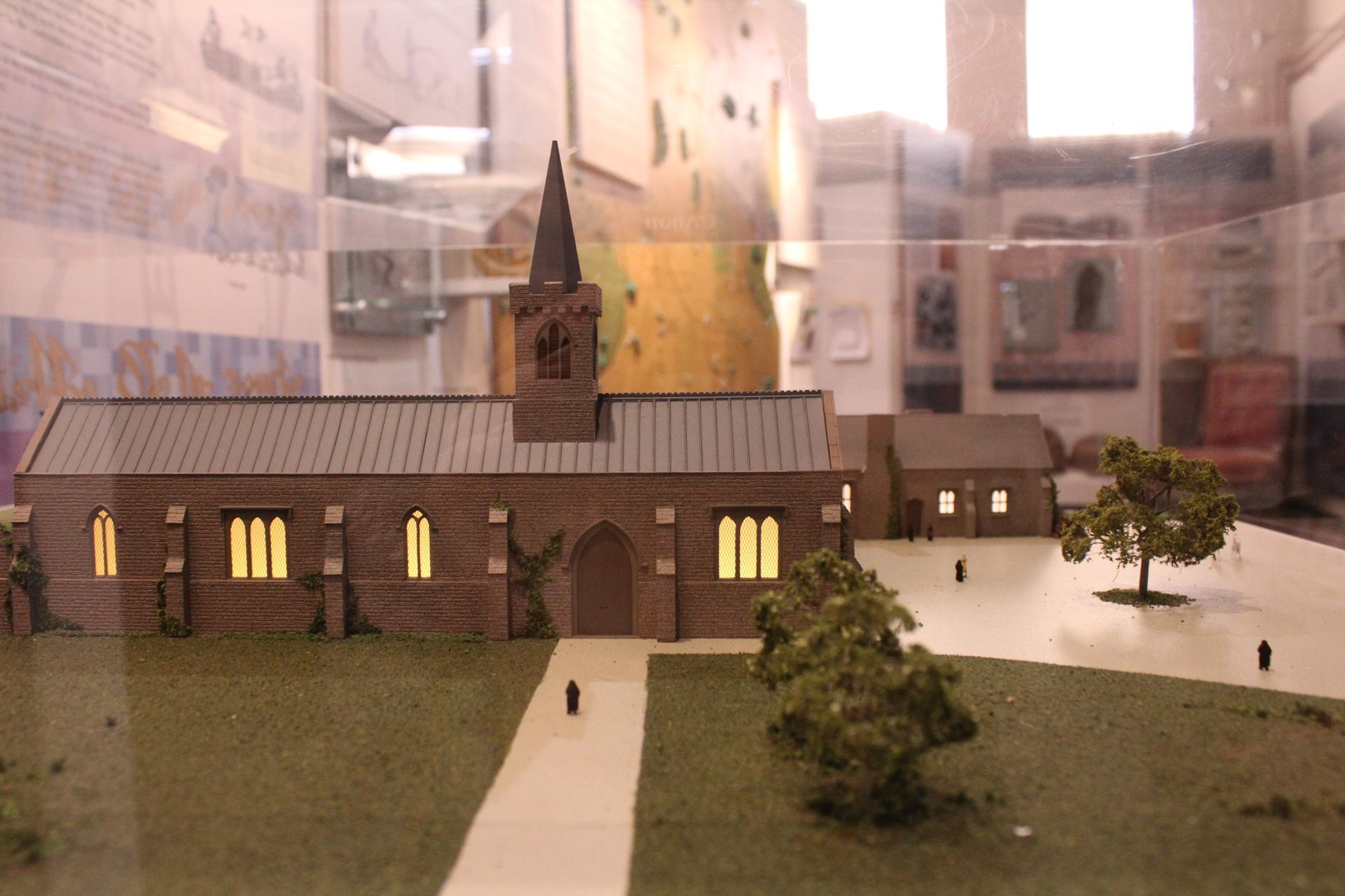 A model of the white house in a glass case