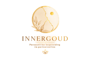 Goudkleurig INNERGOLD-logo met een cirkelvormige bladillustratie en kleine decoratieve tekst eronder.