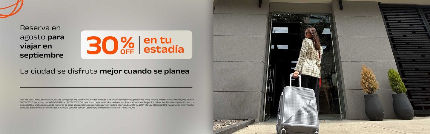 hotel con restaurante en Bogotá de Nova Iorque con mesas de madera, sillas blancas, ventanales y muro verde