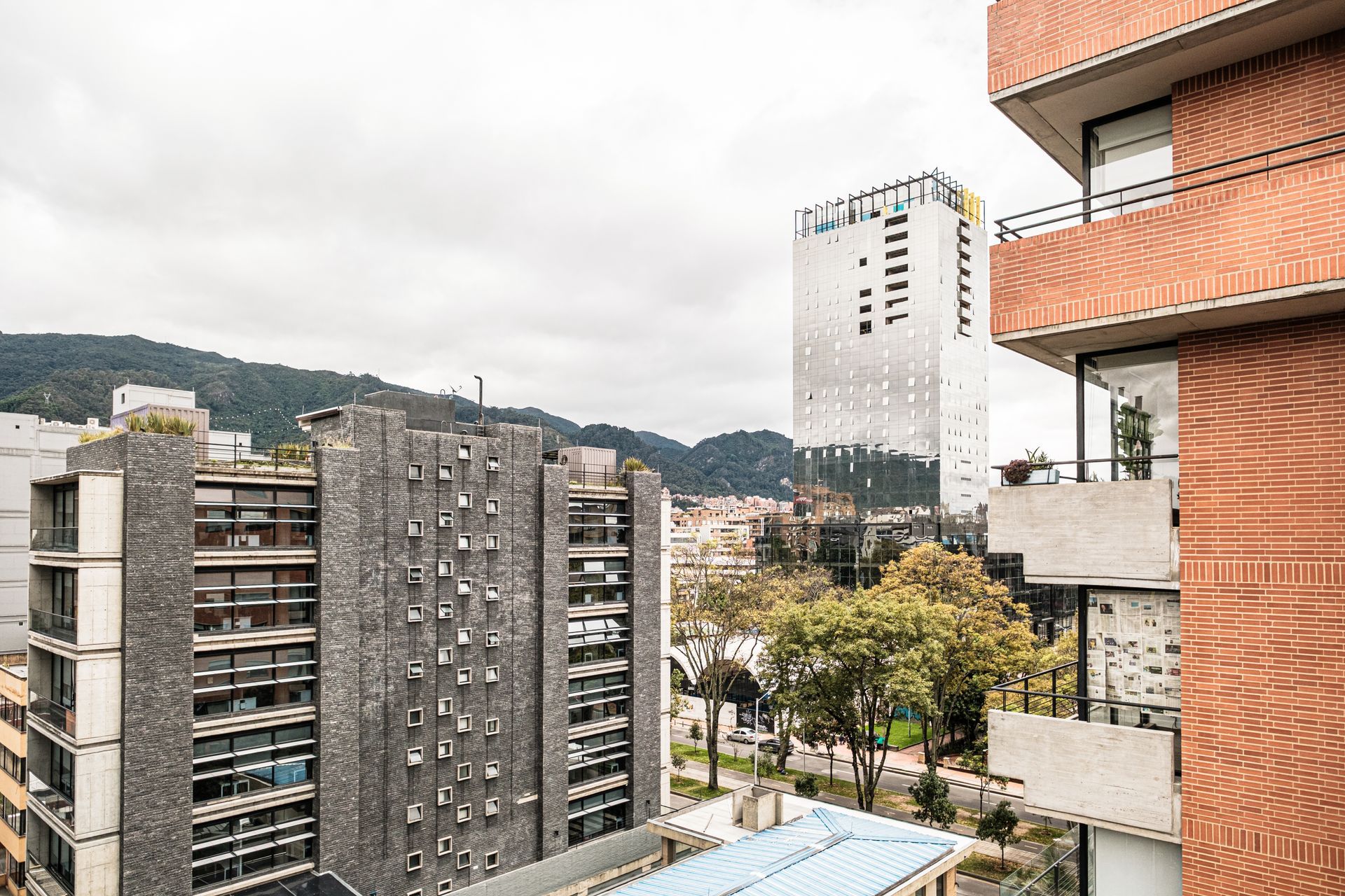 apartahotel en bogotá, con cama doble, televisor, cocina equipada y vista a la ciudad