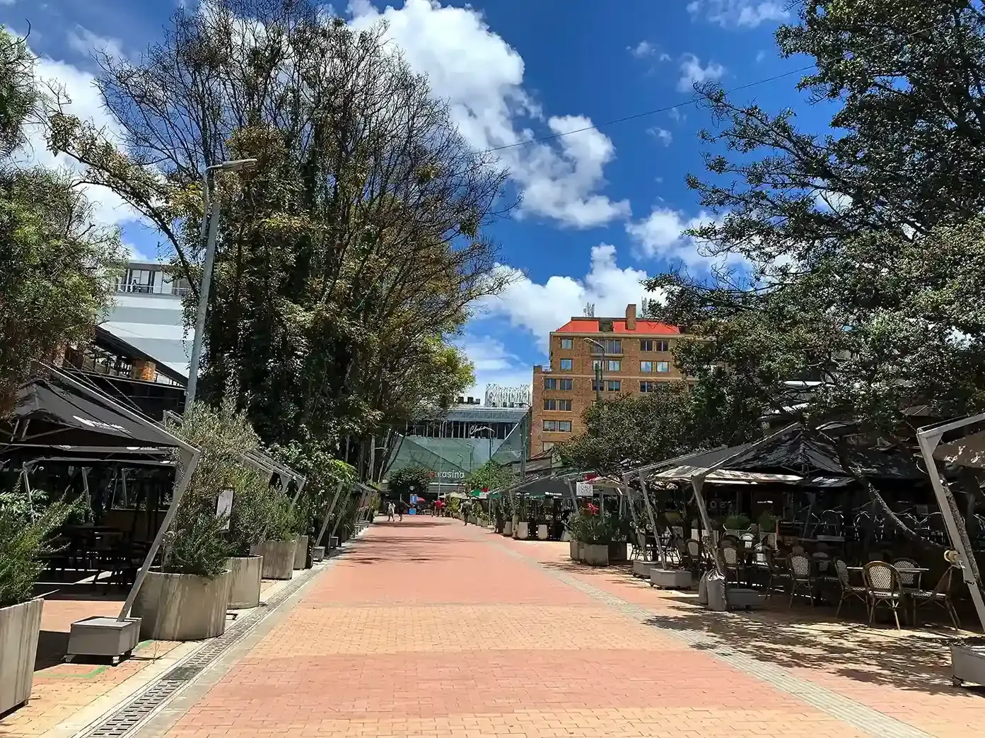 hotel ejecutivo Bogotá Nova Iorque con fachada en ladrillo, balcones, entrada principal y árboles urbanos