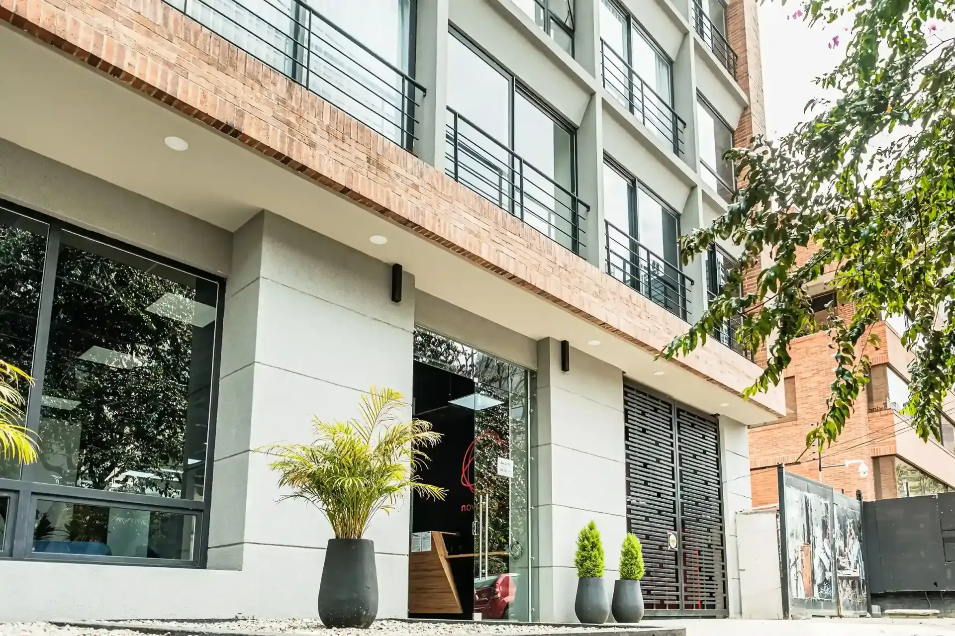 apartahotel en bogotá, con cama doble, televisor, cocina equipada y vista a la ciudad