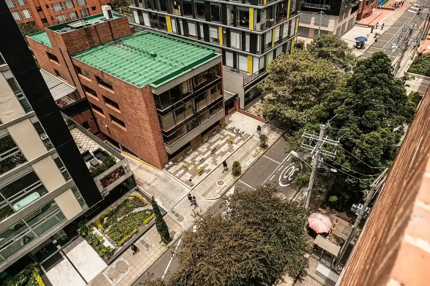 hotel ejecutivo Bogotá Nova Iorque con fachada oscura, edificios cercanos, árboles y vista urbana