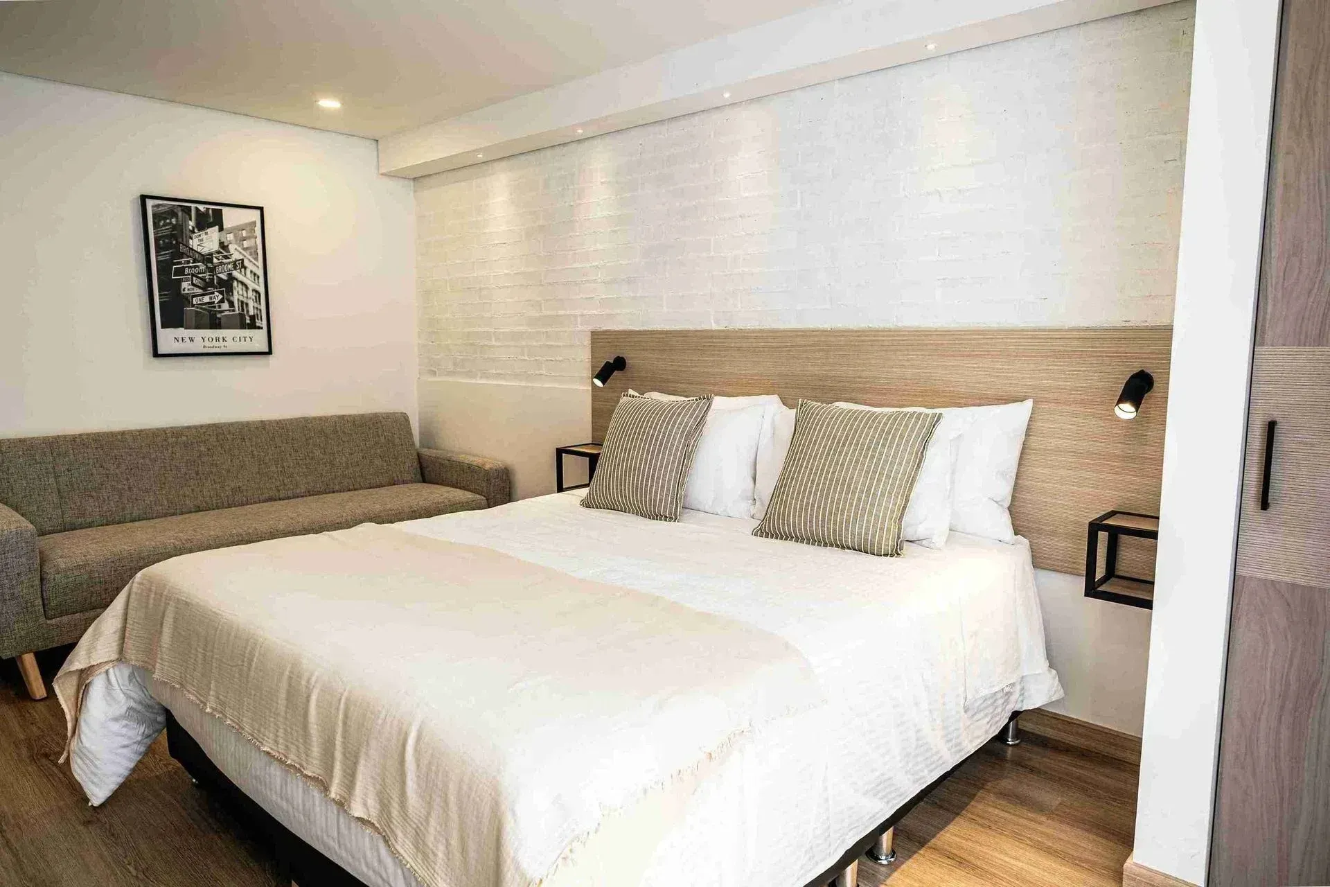 apartasuite en bogota con cama doble, sofá en Nova Iorque Bogotá, hotel moderno cerca de la calle 93 bogota