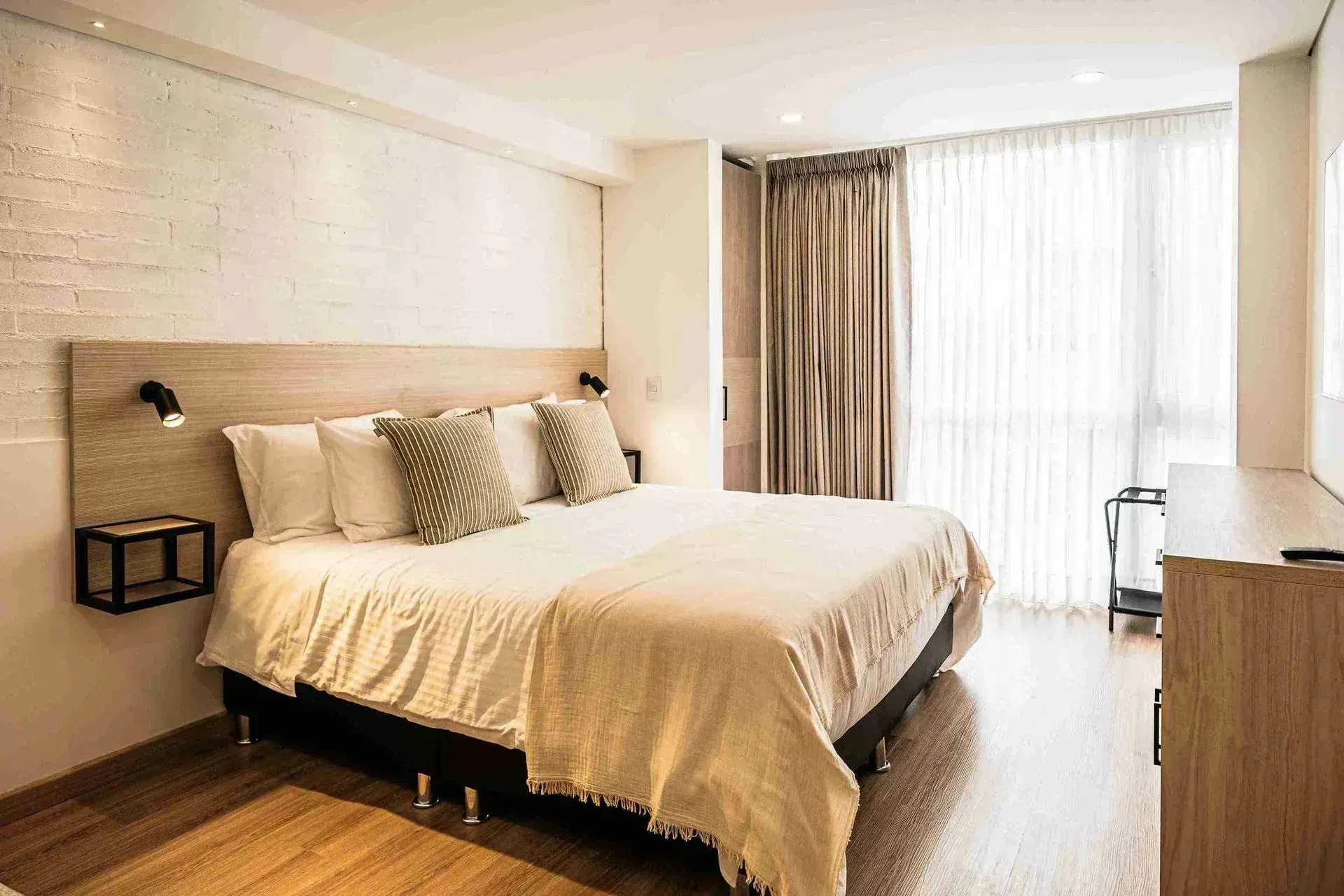 apartahotel en bogotá, con cama doble, televisor, cocina equipada y vista a la ciudad