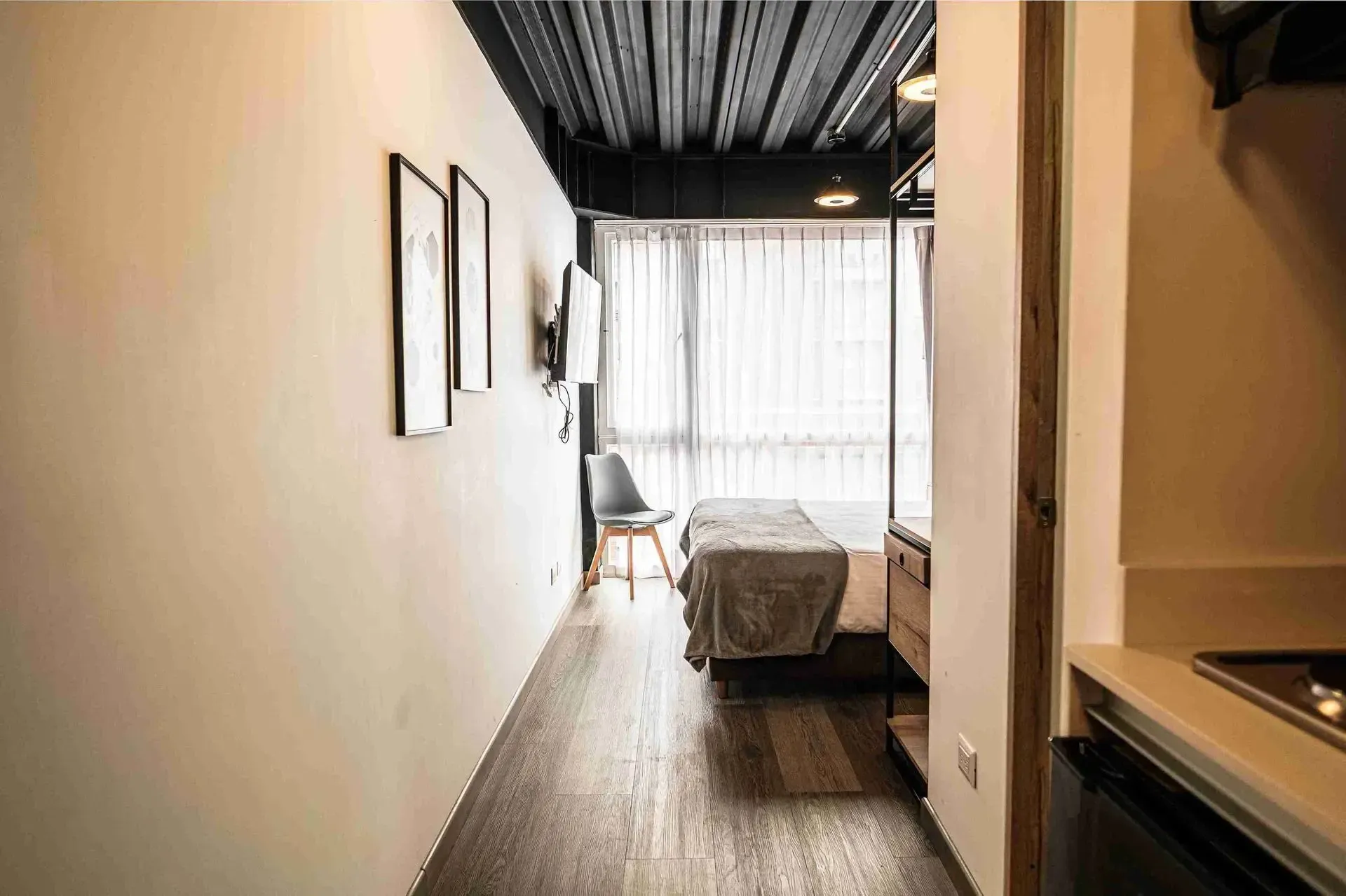 apartahotel en bogotá, con cama doble, televisor, cocina equipada y vista a la ciudad