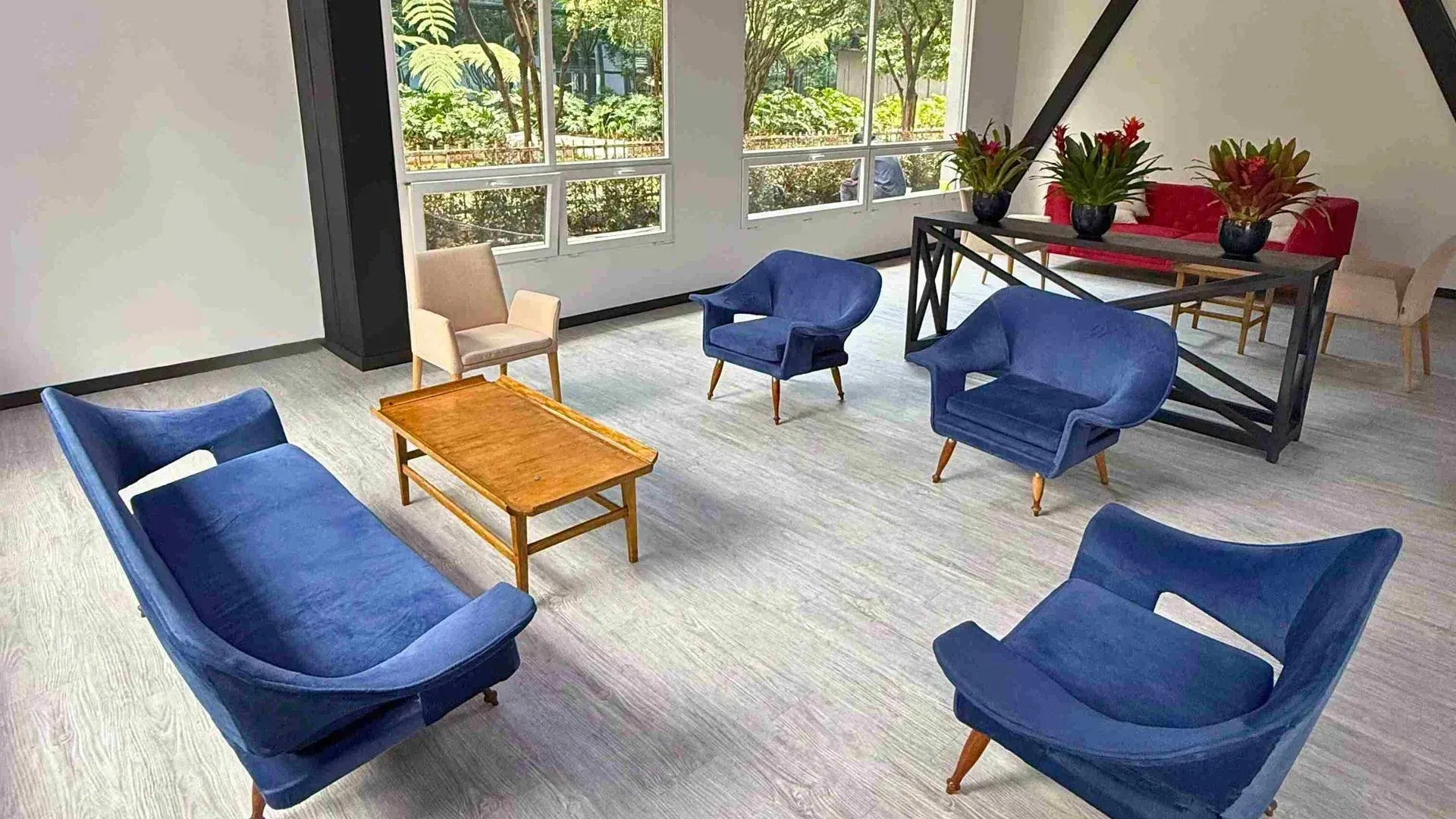 Sala de espera de Nova Iorque, con sillas azules y mesas de madera