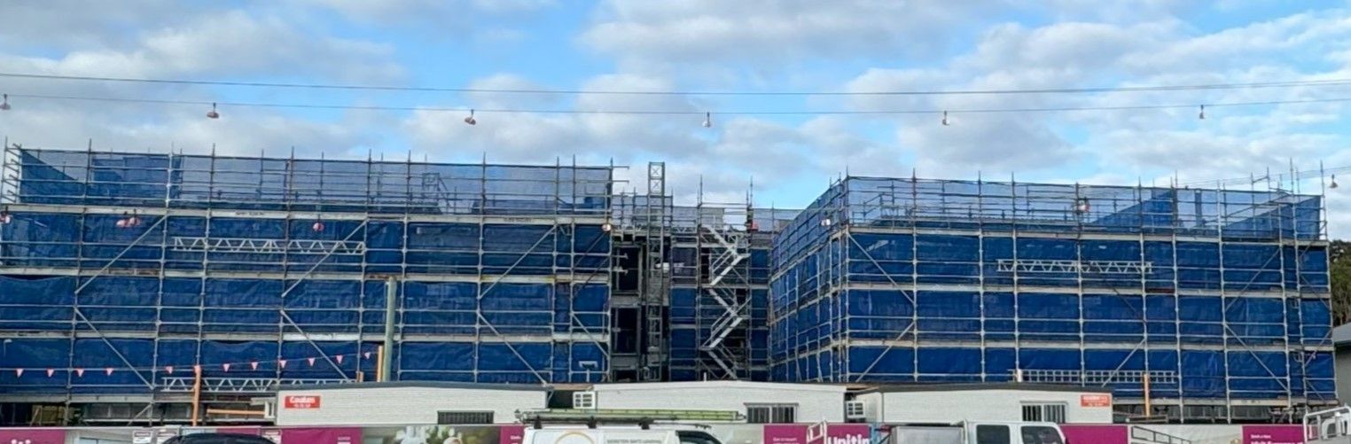 A large building is being built with scaffolding around it.