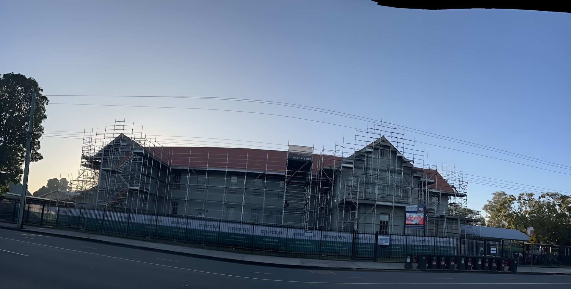 Scaffolding South Port Enclosing A Multi-storey Building Project — Big River Scaffolding Solutions Pty Ltd in Southport, QLD