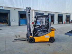 Carrello elevatore elettrico magazzino