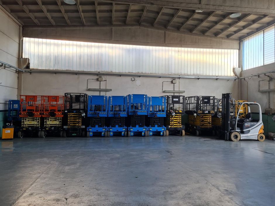 Parco mezzi A.S.I.E. SRLS – piattaforme a forbice JLG e STILL in magazzino