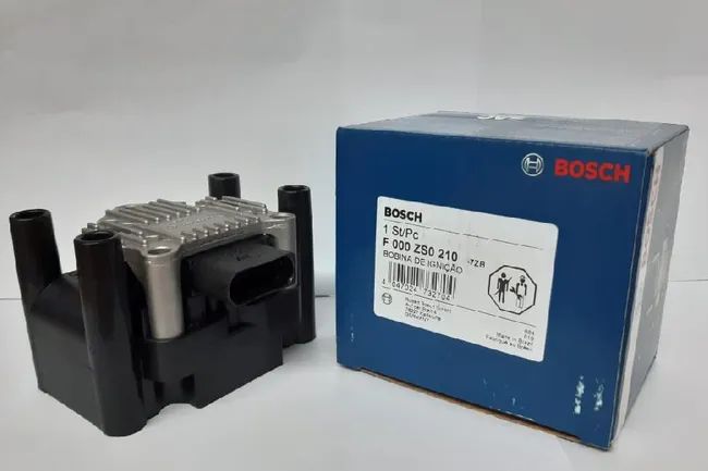 Bobina de encendido Bosch y caja sobre una superficie blanca. La caja es azul con texto blanco.
