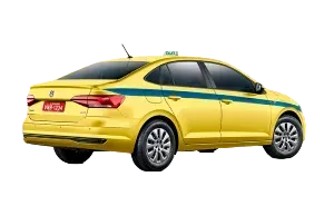 Táxi sedan amarelo com faixa lateral verde, visto de perfil sobre fundo branco.