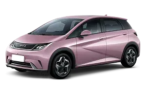 Carro hatchback compacto rosa sobre fundo branco, visto de perfil.