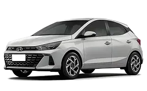 Carro hatchback compacto prateado, visto de frente em perfil de três quartos, sobre fundo branco.