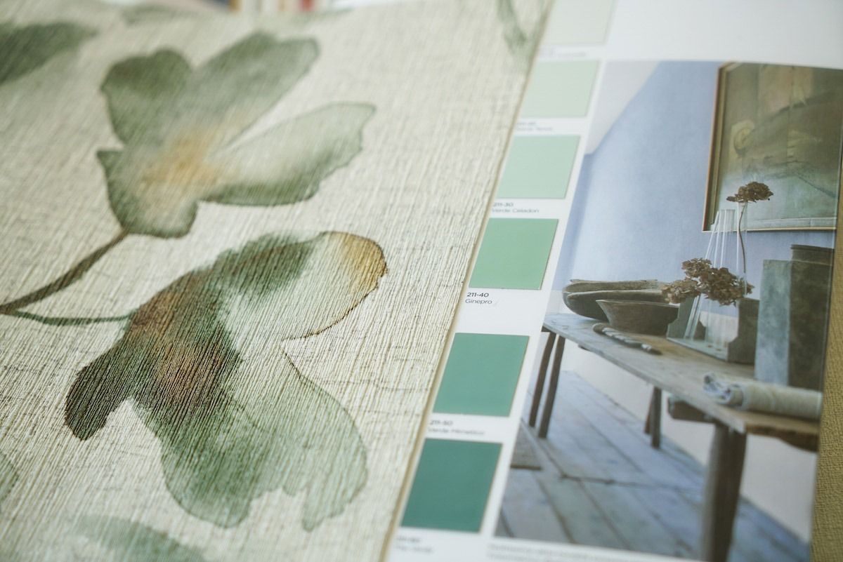 Libro d'arte aperto con stampe botaniche e un piccolo layout fotografico interno.