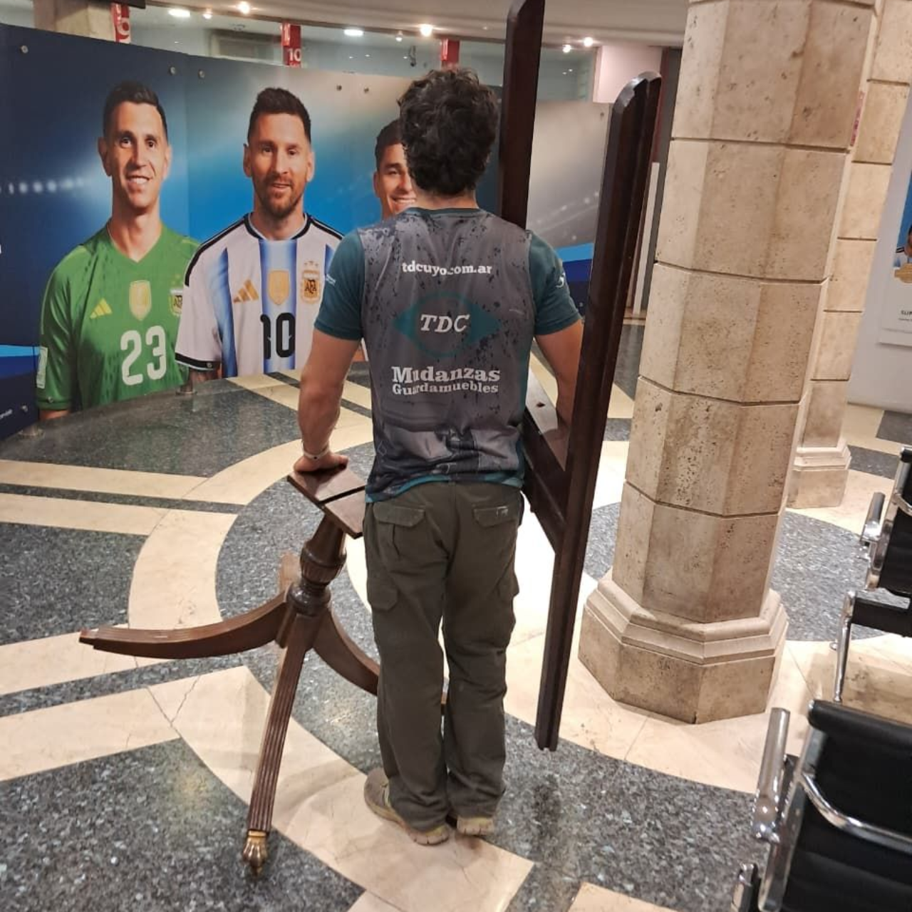 Seis hombres con camisetas y pantalones cortos a juego están de pie con los brazos cruzados cerca de una camioneta al aire libre.
