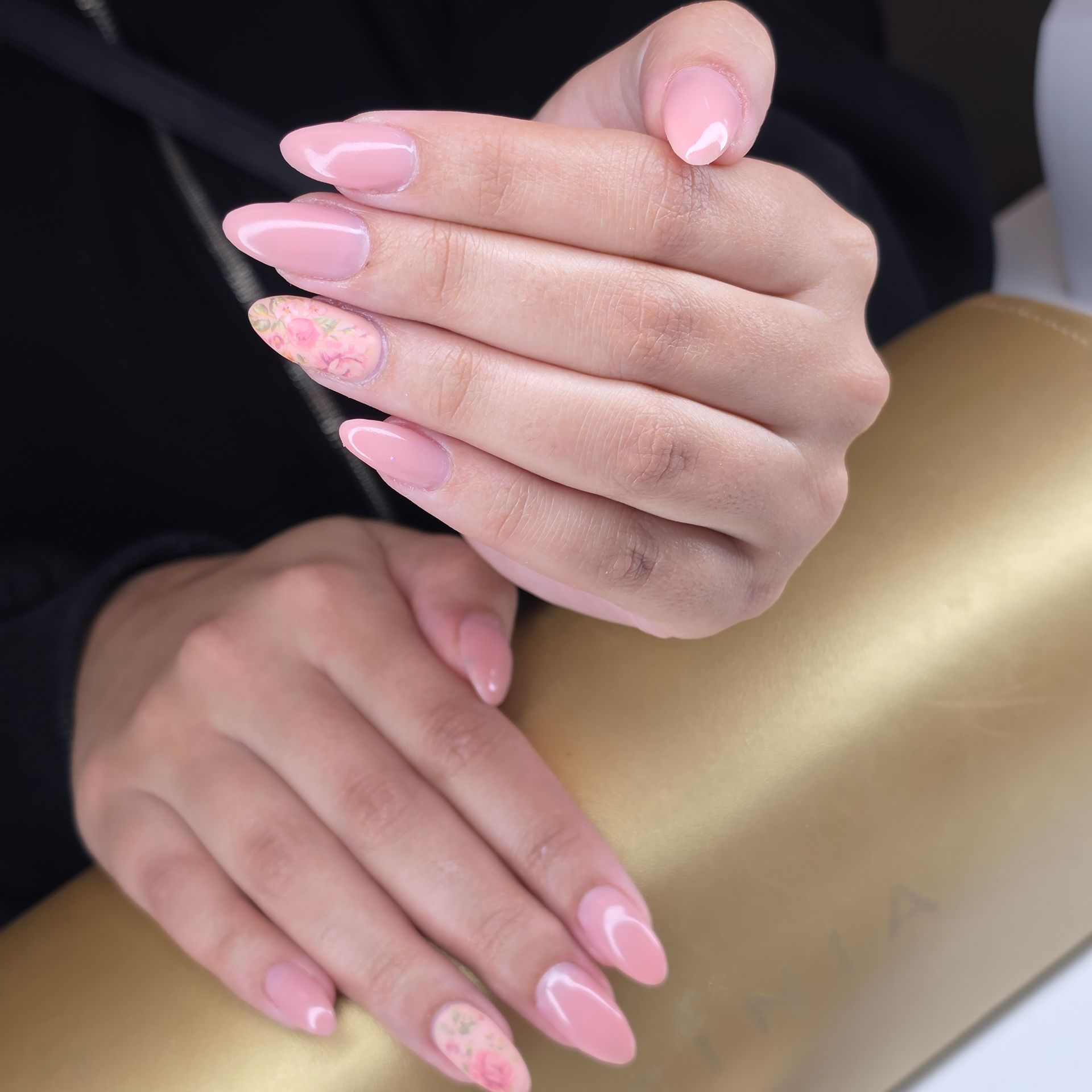 Acrylnagels laten zetten