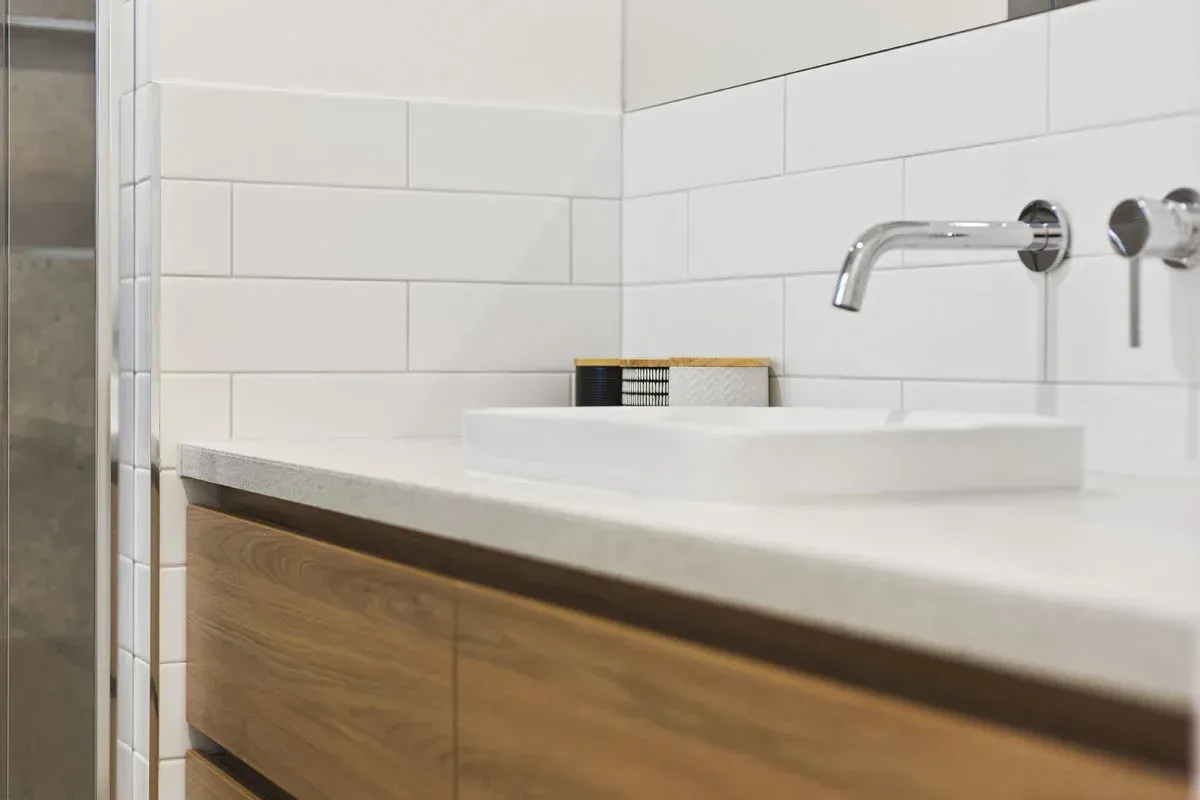 a bathroom with a sink and a mirror .